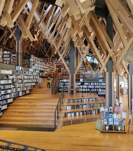 建築家隈研吾による梼原町立図書館（雲の上の図書館）