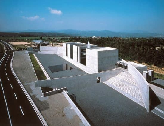 建築家高松伸の設計による「植田正治美術館」