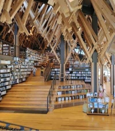建築家隈研吾による梼原町立図書館（雲の上の図書館）